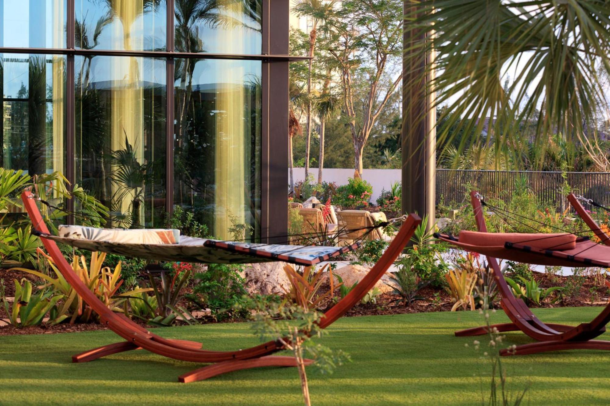 ווסט ביי Hotel Indigo Grand Cayman By Ihg מראה חיצוני תמונה