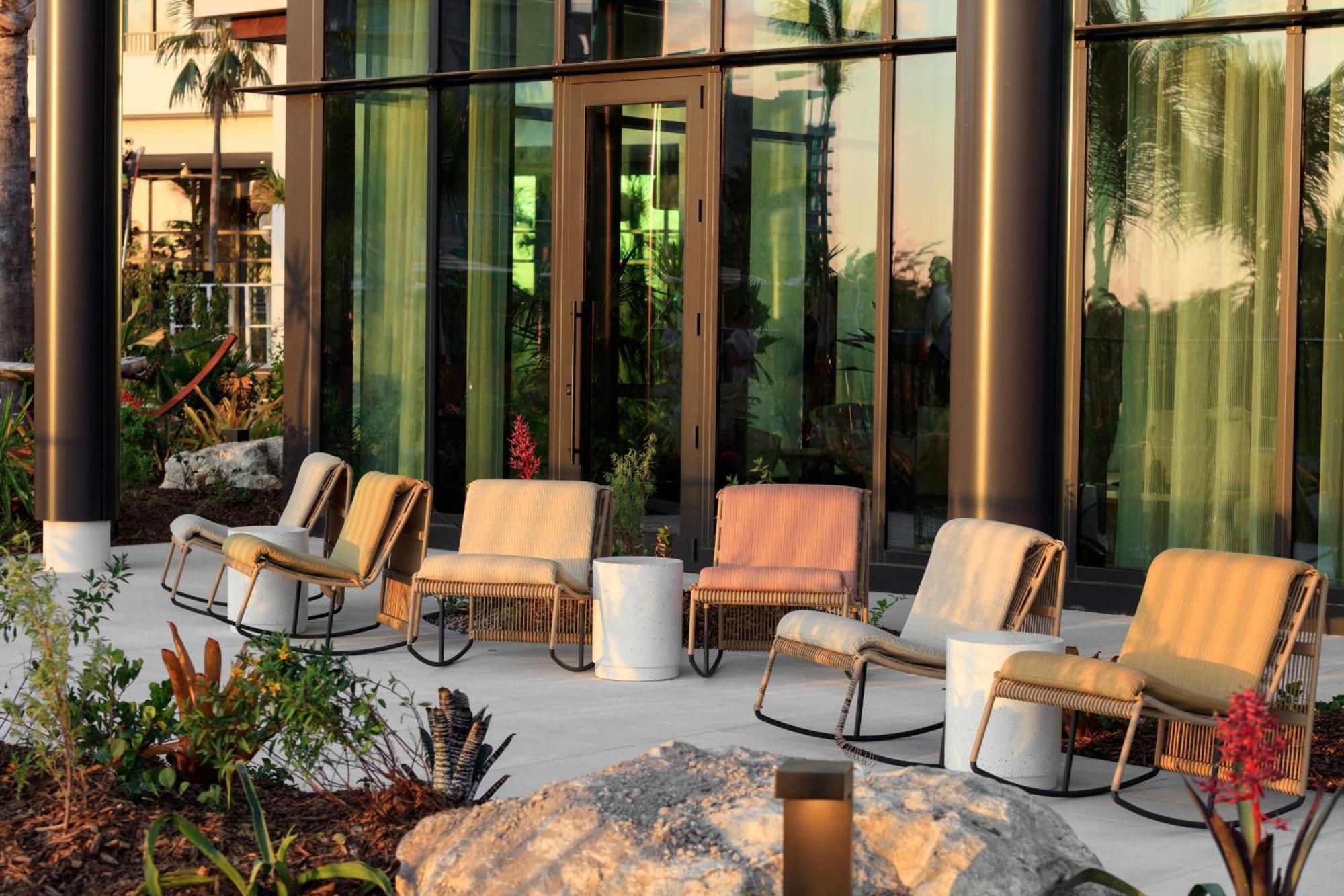 ווסט ביי Hotel Indigo Grand Cayman By Ihg מראה חיצוני תמונה